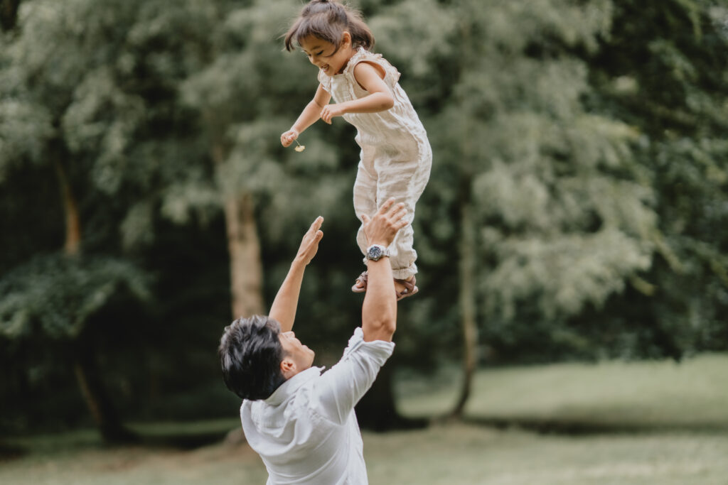 dad throwing daughter in the air