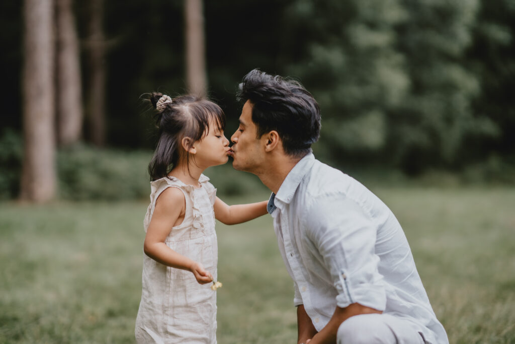 dad kissing daughter